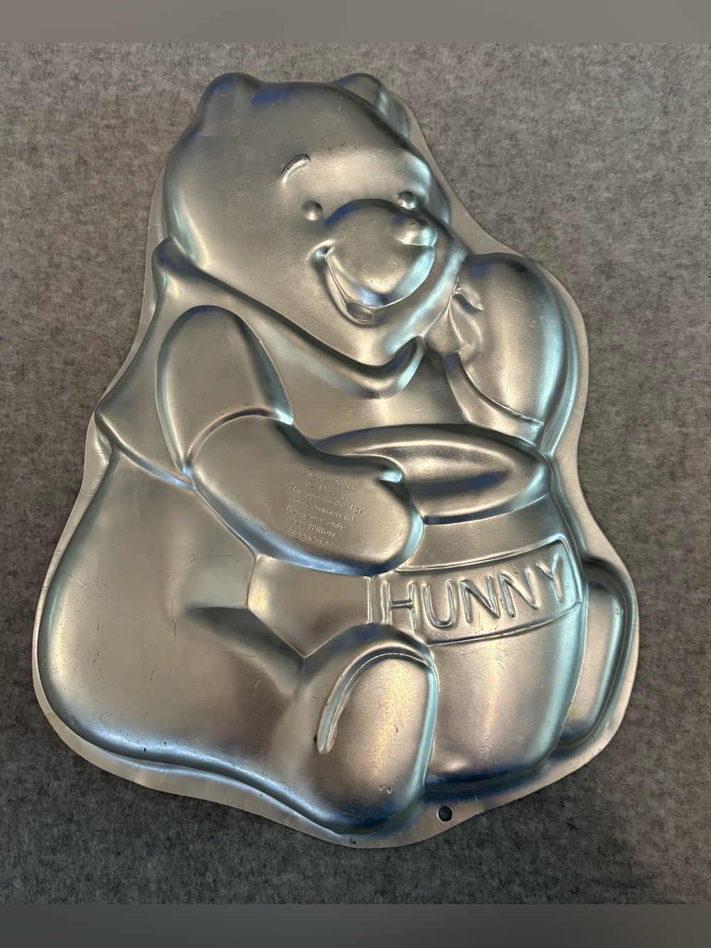 1995 Wilton Disney Winnie the Pooh Aluminum Cake Pan model 2105-3000